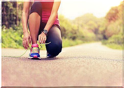 Jogger ties her shoes