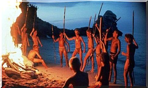 Movie scene from "Lord of the Flies": The children are holding a meeting on the beach.